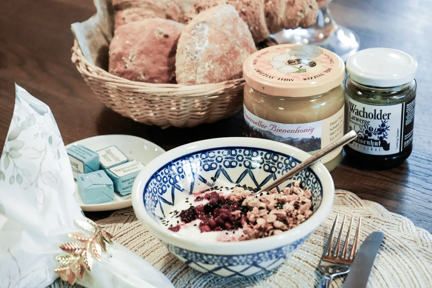Frühstückstisch beim Sonntagsbrunch