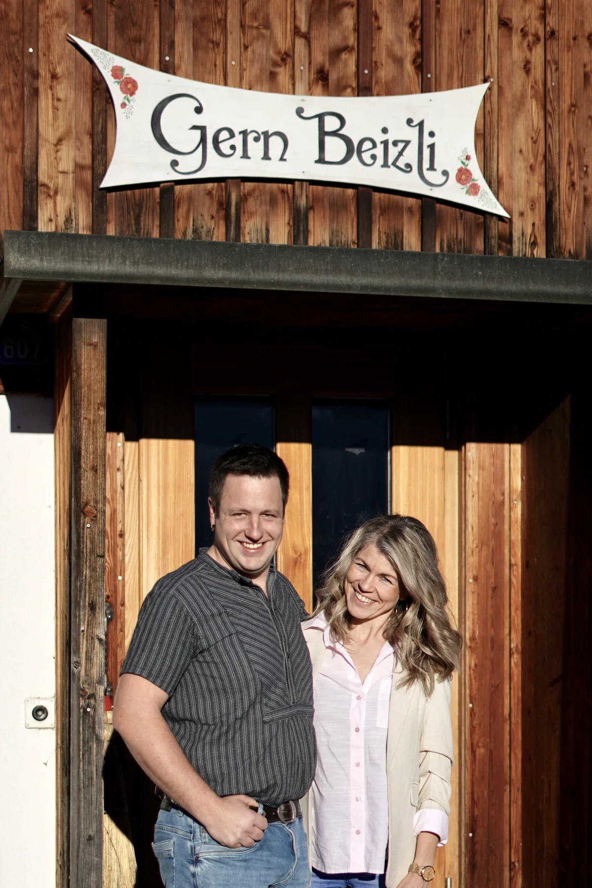 Martina und Patrick Egli vor dem Gern Beizli